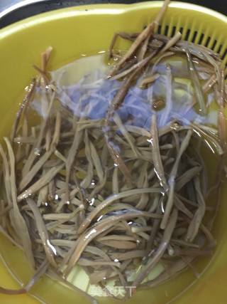 巴楚菌黄花菜炖鸽子的做法步骤：3
