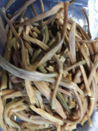 巴楚菌黄花菜炖鸽子的做法步骤：4