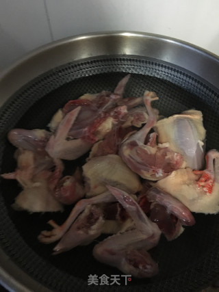 巴楚菌黄花菜炖鸽子的做法步骤：9