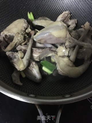 巴楚菌黄花菜炖鸽子的做法步骤：13