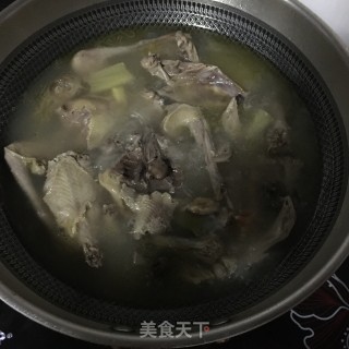 巴楚菌黄花菜炖鸽子的做法步骤：15