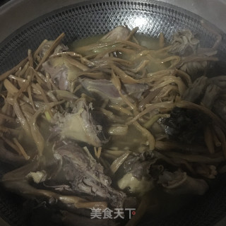 巴楚菌黄花菜炖鸽子的做法步骤：17