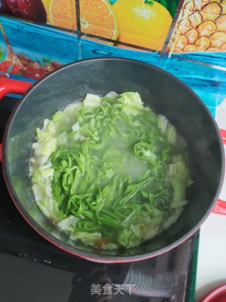 大虾、菠菜手擀面的做法步骤：13