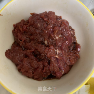韭黄香菜炒牛肉的做法步骤：1