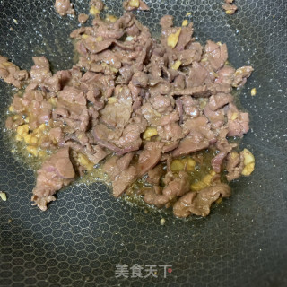韭黄香菜炒牛肉的做法步骤：6