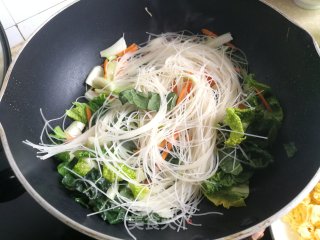 鸡蛋青菜炒面的做法步骤：6