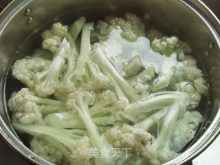 肉丸炖花菜的做法步骤：1