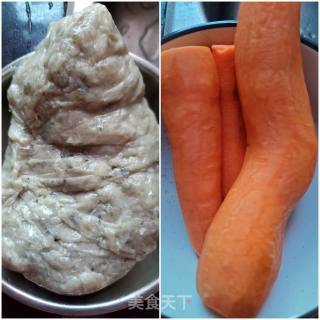 鱼饼炖胡萝卜的做法步骤：1