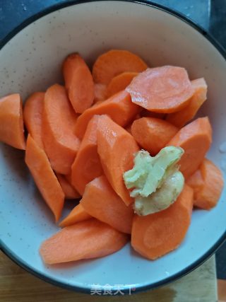 鱼饼炖胡萝卜的做法步骤：2