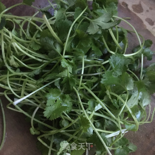 香菜拌红萝卜丝的做法步骤：2