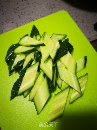 黄瓜炒腐竹的做法步骤：2