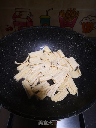 黄瓜炒腐竹的做法步骤：3