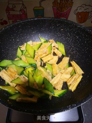 黄瓜炒腐竹的做法步骤：5