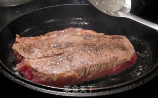 铁板红酒骰子牛肉的做法步骤：2