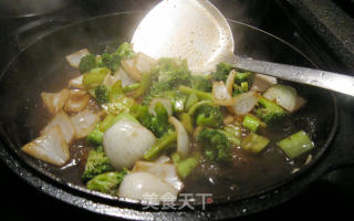 铁板红酒骰子牛肉的做法步骤：7