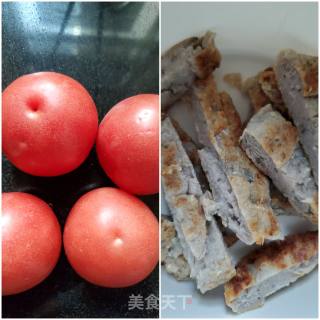 鱼饼炖番茄的做法步骤：1