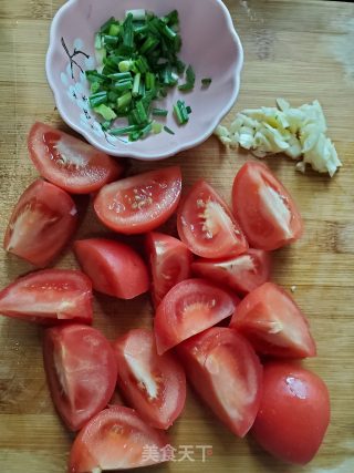 鱼饼炖番茄的做法步骤：2
