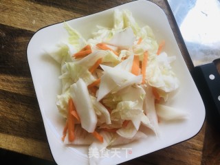 白菜胡萝卜炖粉条的做法步骤：1