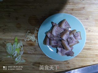 菜花炒肉的做法步骤：3