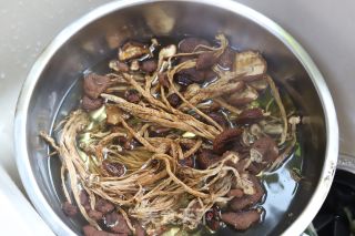 茶树菇炖鸭子的做法步骤：1