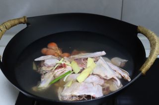 茶树菇炖鸭子的做法步骤：2