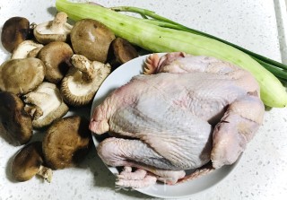 鸡肉炖香菇的做法步骤：1