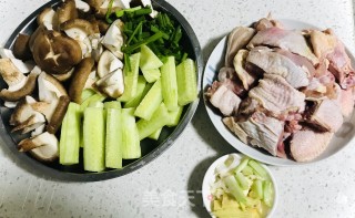 鸡肉炖香菇的做法步骤：2