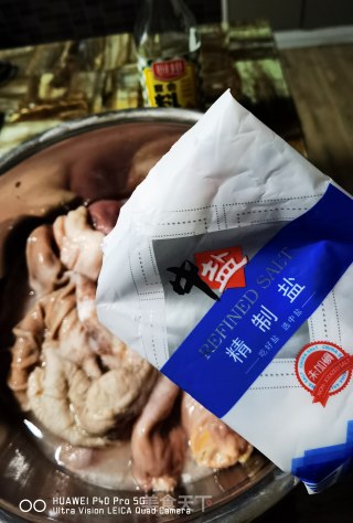 腊八蒜爆猪肚的做法步骤：1