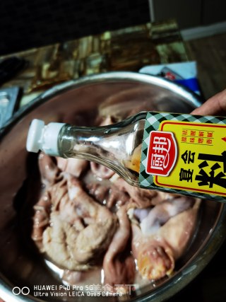 腊八蒜爆猪肚的做法步骤：2