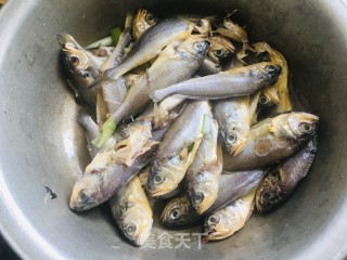红烧小黄鱼的做法步骤：1