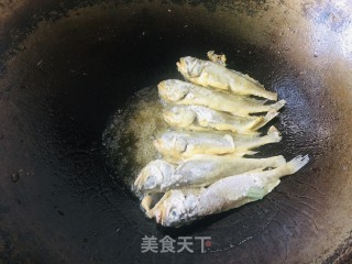 红烧小黄鱼的做法步骤：2