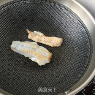 煎鲈鱼的做法步骤：11