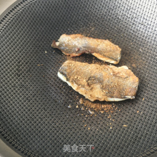 煎鲈鱼的做法步骤：13