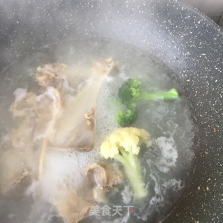 煎鲈鱼的做法步骤：16