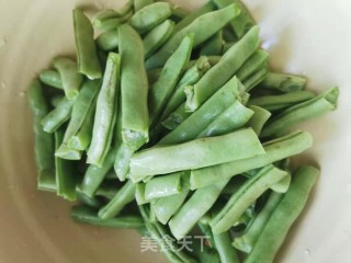 四季豆粉条炖肉丸的做法步骤：1