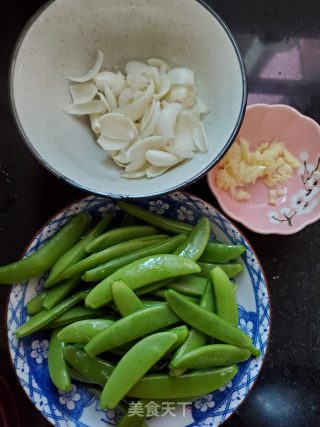 鲜百合炒甜豆的做法步骤：1