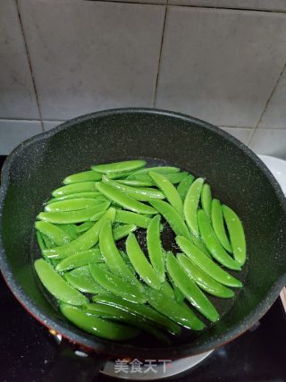 鲜百合炒甜豆的做法步骤：2