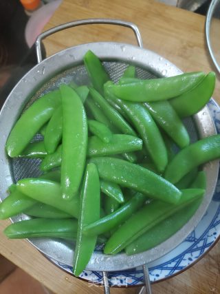 鲜百合炒甜豆的做法步骤：3