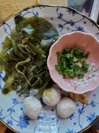 海带芽炖丸子汤的做法步骤：1