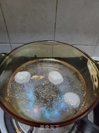海带芽炖丸子汤的做法步骤：2