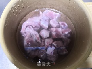 粉蒸排骨的做法步骤：1