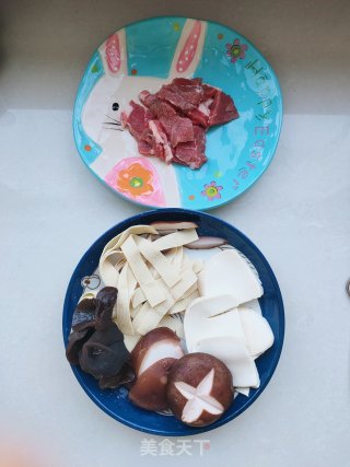 牛肉、香菇炖豆皮的做法步骤：1