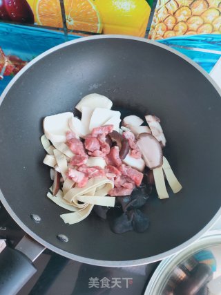 牛肉、香菇炖豆皮的做法步骤：7
