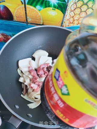 牛肉、香菇炖豆皮的做法步骤：9