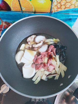 牛肉、香菇炖豆皮的做法步骤：10