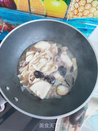 牛肉、香菇炖豆皮的做法步骤：12