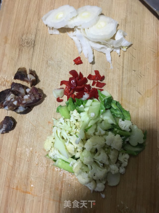 鹅蛋炒三色糙米饭的做法步骤：1