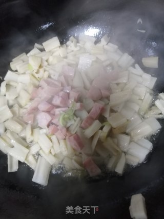 火山肠炒藕丁胡萝卜的做法步骤：4