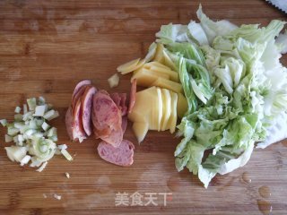 白菜土豆片炒香肠的做法步骤：1