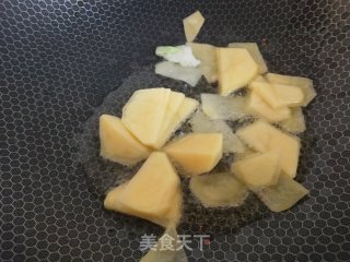 白菜土豆片炒香肠的做法步骤：2